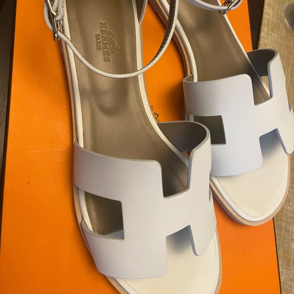 Hermès Santorini grey leather sandal.